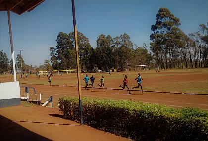 Das Photo von Langstreckenlufer beim Sprinttraining, Trainingsplatz des Chepkoilel Campus in Eldoret, Kenia, entstand im 
Rahmen einer Feldforschung zur Anfertigung meiner Masterarbeit. Titel des Forschungsprojektes lautet: "Knowledge on the Run. 
Coping with Uncertainty in the Careers of Long-Distance Runners", Photo: Konstantin Biehl