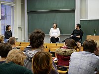 Julia Weie und Thomas Erling im Gesprch mit Studierenden