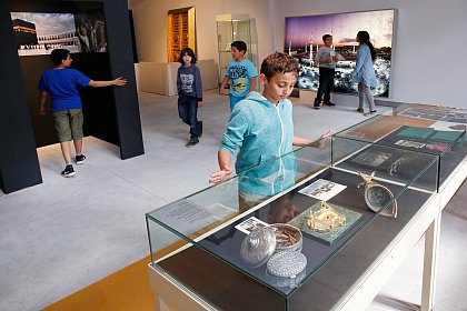 Praktikum im Projekt: KINDER IM MUSEUM - Kleine Museumsspezialisten im Stadtmuseum Halle, ber Wochen hinweg wurden 
12 Kinderim Rahmen des Frderprojektes des Deutschen Museumsbundes Von uns  fr uns! Die Museen unserer Stadt 
entdeckt. zu Museumsspezialisten ausgebildet. In der Sonderausstellung Wallfahrt nach Mekka berichteten sie gleichaltrigen 
Kindern ber ihren Bezug zum Glauben, den Orient und ihren Alltag. Insgesamt achtmal wurde in solchen interkulturellen 
Fhrungen zum Dialog beigetragen, Photo: Kim Dittmann