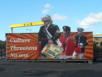 Belfast, Nordirland - Wandinstallation im Osten der Stadt, 2017. Diese Wandinstallation befindet sich im mehrheitlich von britisch-protestantischen Unionisten bewohnten Osten der Stadt. Zu sehen sind Elemente protestantischer Paraden, einem wichtigen Teil 
der unionistischen Identitt. In meiner neunwchigen Master-Feldforschung habe ich mich damit beschftigt, wie jene Unionisten ihre Kultur positiv besetzen wollen oder mssen. Mit dem Karfreitagsabkommen von 1998 gilt der Nordirlandkonflikt als befriedet. 
Der soziale Friedensprozess jedoch dauert an. Kultur kann hier eine Waffe und eine Lsung zugleich sein. Photo Felix Schiedlowski