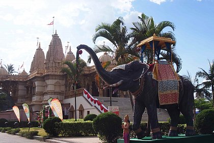 Dieses Bild ist im Rahmen der Feldforschung von Tatjana Tarko, die sie von August bis Oktober 2019 in der kenianischen Hauptstadt Nairobi durchfhrte, entstanden. Es zeigt den Tempel BAPS Shri Swaminarayan Mandir mit besonderer Dekoration fr eine 
religise Festlichkeit. Die Feldforschung stellt die Grundlage ihrer Masterarbeit mit dem Titel "Formung und Aushandlung von Identitten bei der Swaminarayan-Religionsgemeinschaft in Nairobi, Kenia" dar. Photo: Tatjana Tarko